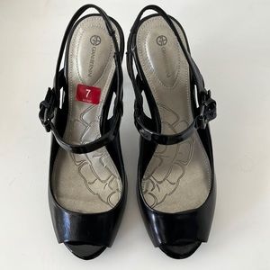 NWT GIANNI BERNINI SHOES. Size 7.